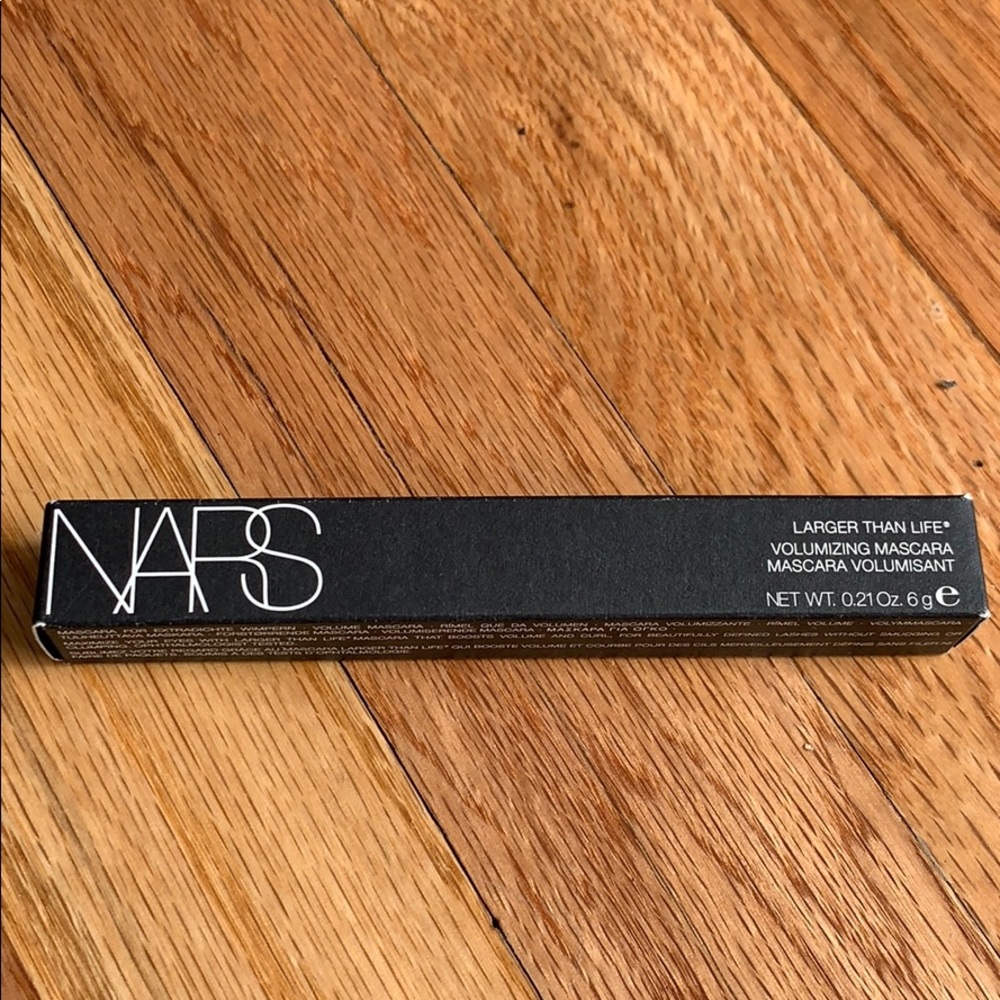 Larger Than Life Volumizing Mascara